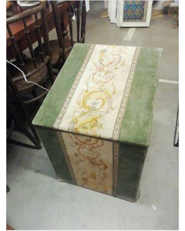 COFFRE ANCIEN CAPITONNÉ 